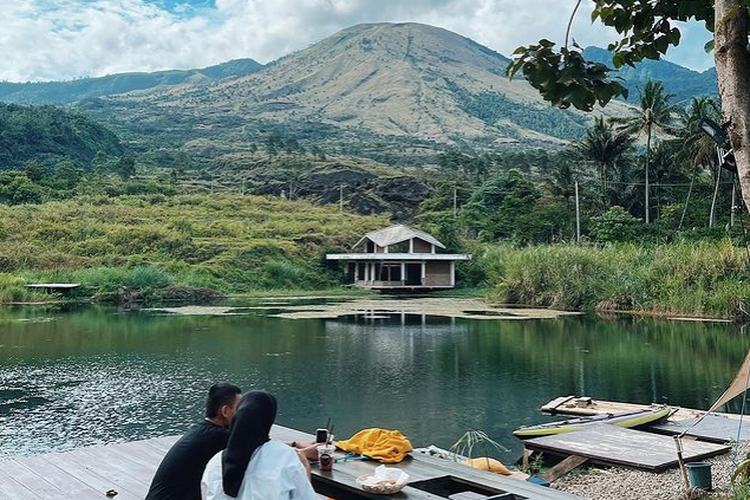 Ilustrasi makan di tepi danau dengan pemandangan Gunung Guntur di Balong, Garut