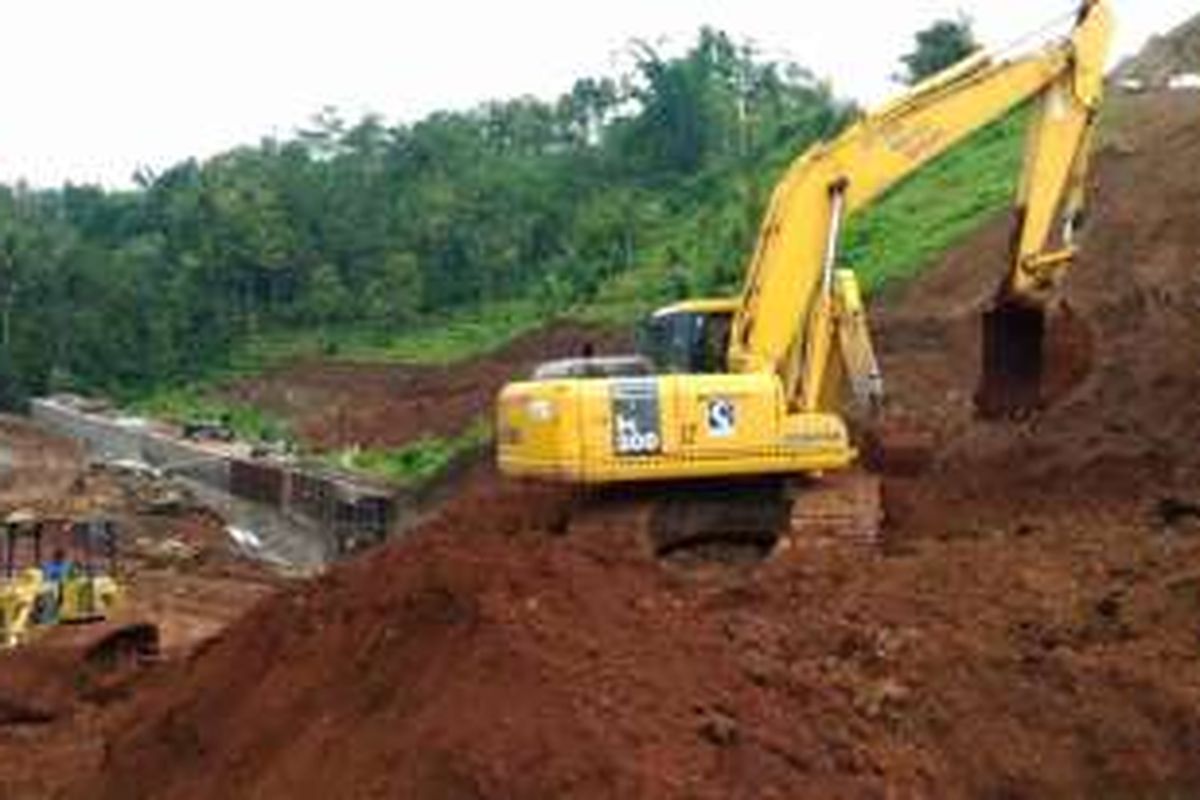 Beberapa alat berat seperti ekscavator masih bekerja di lokasi pembangunan Seksi III Tol Semarang Solo Ruas Bawen-Salatiga, Selasa (26/4/2016).