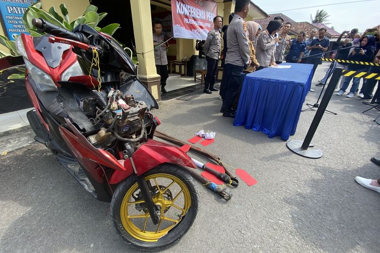 Sepeda motor milik korban yang dirusak kelompok pelaku. Korban tewas dengan luka di kepala, Senin (6/11/2023).