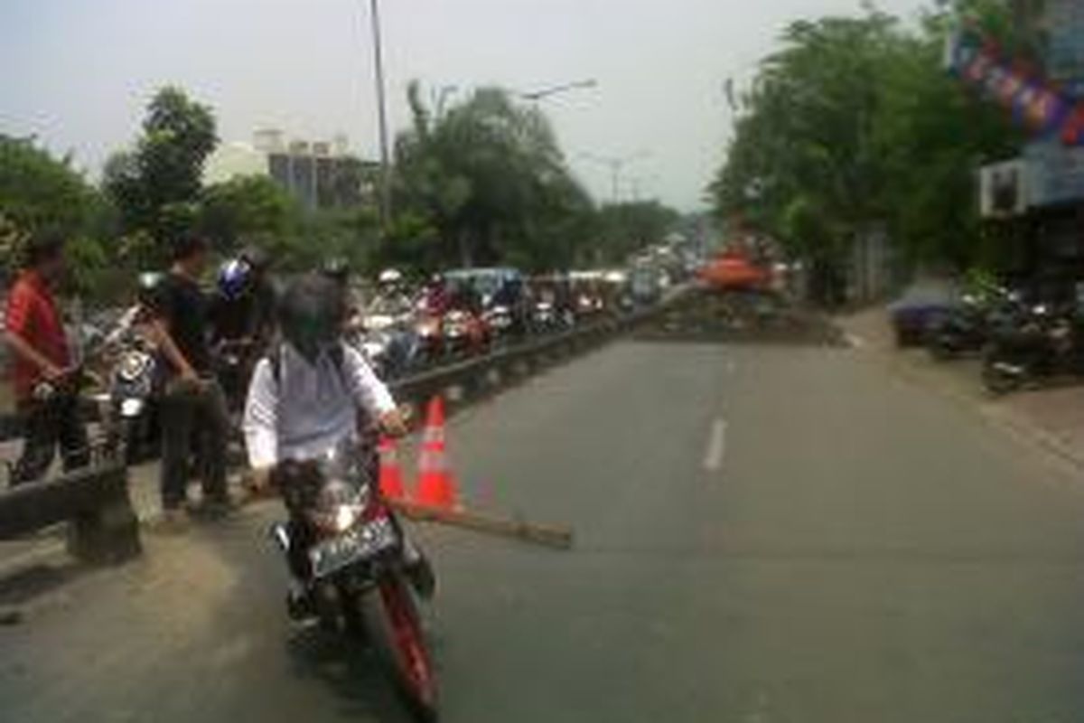 Jalan Panjang menuju arah Kebon Jeruk sedang diperbaiki dan ditinggikan, Jumat (13/9/2013). Mobil hanya bisa melintas melalui busway, sehingga menyebabkan antrean panjang.