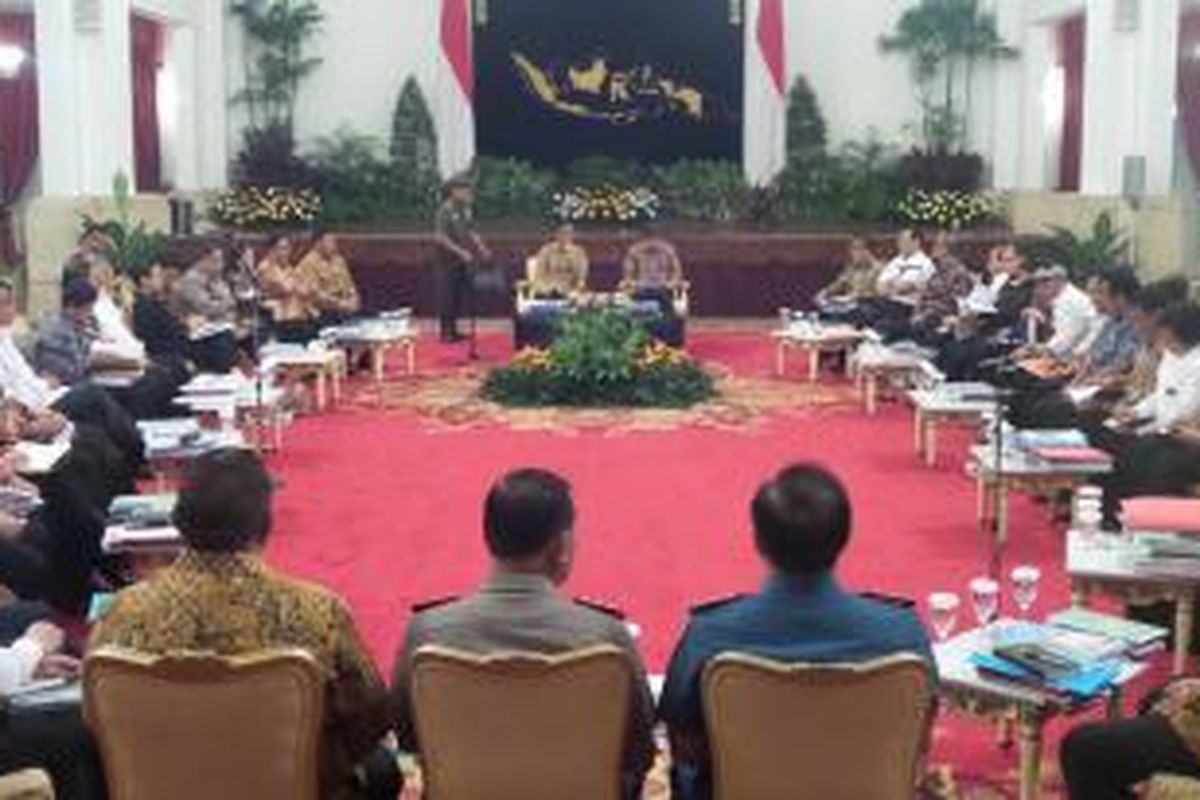 Presiden Joko Widodo dan Wakil Presiden Jusuf Kalla memimpin rapat kabinet paripurna di Istana Negara, Senin (13/4/2015).