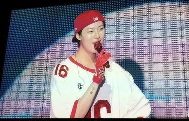 WOODZ berinteraksi dengan penggemarnya, Moodz, setelah menyanyikan lagu Cantik milik Kahitna di The Kasablanka Hall, Jakarta Selatan, Sabtu (3/6/2023). (KOMPAS.com/XENA OLIVIA)