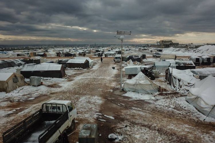 Pemandangan udara dari kamp Al Zaytoun yang tertutup salju di dekat kota Azaz di pedesaan utara Aleppo, Suriah di mana sekitar 600 tenda didirikan