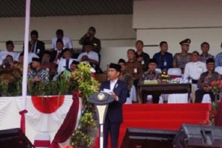 Presiden Joko Widodo memberikan pesan kepada ribuan peserta Silaturahim Nasional Majlis Tafsir Alquran (MTA) di Stadion Manahan Solo, Minggu (17/9/2017). 

