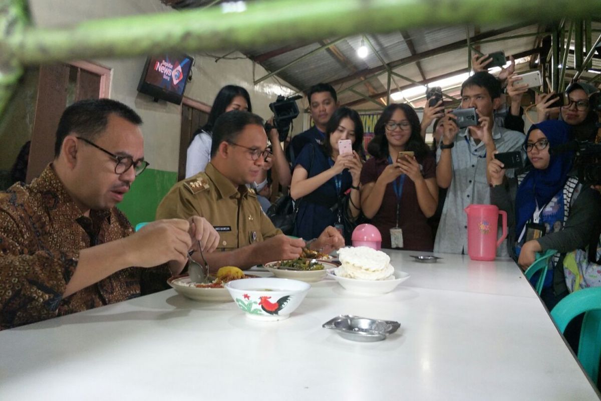 Gubernur DKI Jakarta Anies Baswedan dan calon gubernur Jawa Tengah Sudirman Said makan siang di warteg di Jalan Cik Ditiro, Menteng, Selasa (26/6/2018). 