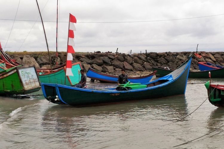 Nelayan Teluk Keunekai, Sabang, Nangroe Aceh Darussalam tidak melaut selama bulan Desember karena cuaca buruk. Pemerintah tengah membangun keramba jaring apung lepas pantai di Teluk Keunekai, Sabang, yang akan beroperasi akhir tahun ini.