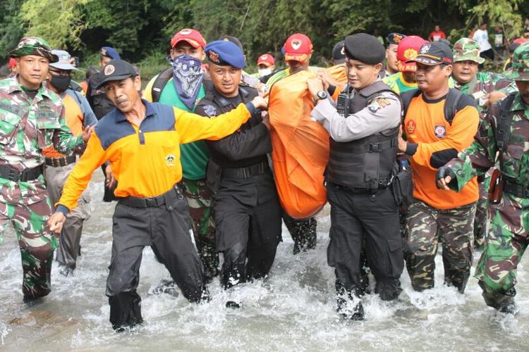 Tim Gabungan SAR mengevakuasi jenazah korban hanyut di sungai Wana Wisata Grape yang ditemukan di Desa Nglumer, Kecamatan Dagangan, Kabupaten Madiun, Rabu ( 12/4/2017).