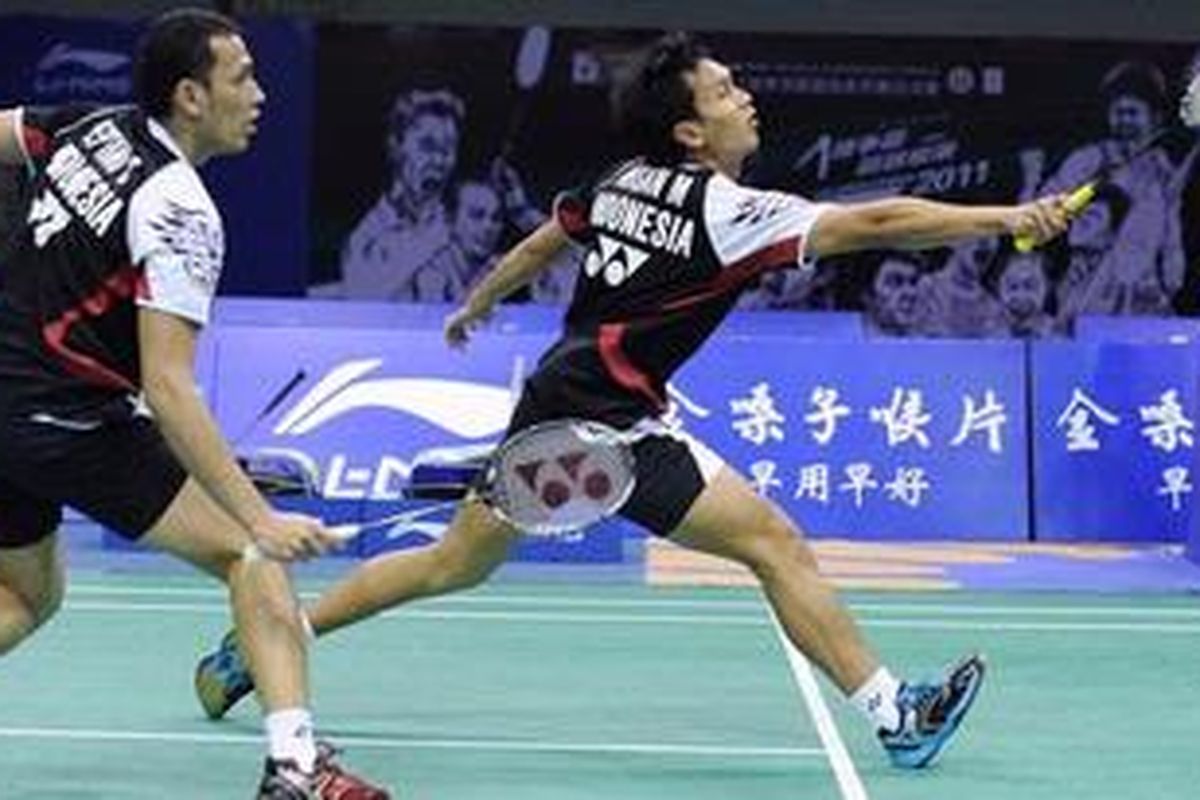 Ganda putra Indonesia, Mohammad Ahsan (kanan), dan Bona Septano.