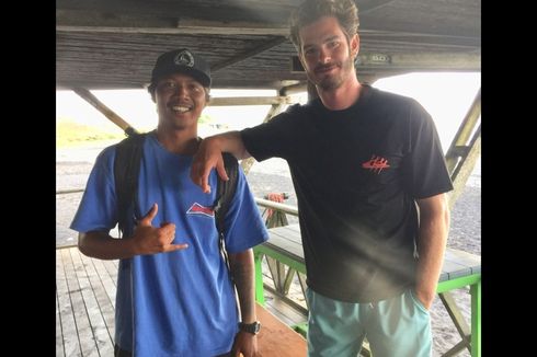 Cerita Pelatih Selancar Made Segara Bertemu Andrew Garfield di Bali dan Ajak Foto Bersama