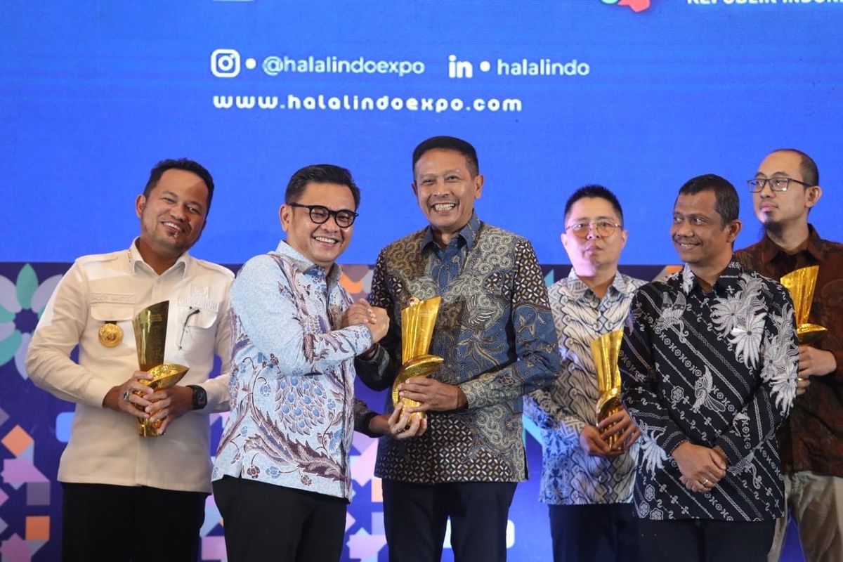 Wali Kota (Walkot) Wahyu Hidayat saat menerima penghargaan yang diserahkan Gubernur Lembaga Ketahanan Nasional (Lemhanas) TB Hasan Ace Hasan Sadzily dan Menteri Perindustrian Agus Gumiwang Kartasasmita dalam gelaran IHYA 2025 di Indonesia Convention Exhibition (ICE) BSD, Tangerang, Banten, pada Kamis (25/9/2025).
