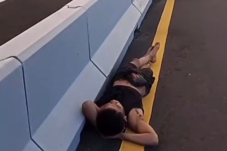 Viral Pria Mabuk Tidur di Jalan Tol Bali Mandara, Abaikan Petugas