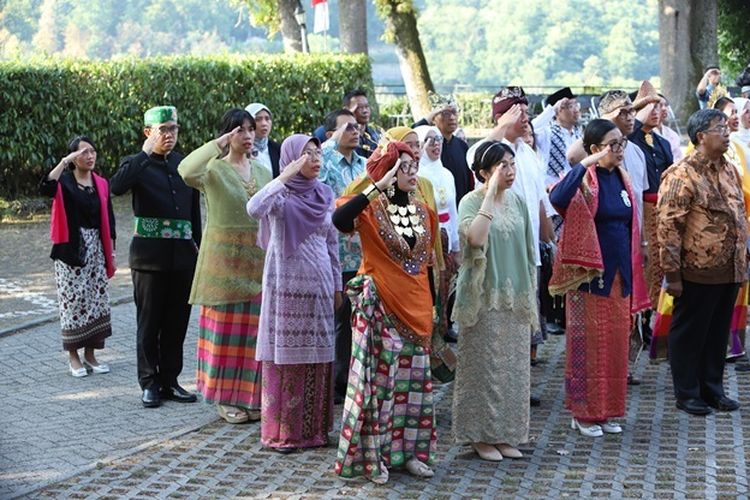 5 Ide Pakaian Adat Indonesia untuk Upacara Hari Guru Nasional di Sekolah