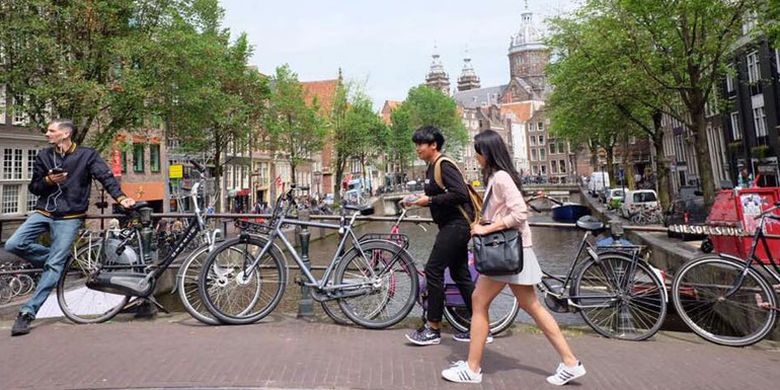 Bersepeda di Amsterdam, Belanda. Kota ini kabarnya memiliki 800.000-an sepeda. Amsterdam memang terkenal dengan sepeda. Saking banyaknya, perusahaan jasa transportasi sepeda bernama Yellow Bike mengeluarkan ide baru berkeliling Amsterdam, yang disebut Backie.