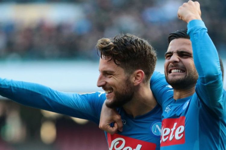 Penyerang Napoli, Dries Mertens, merayakan gol ke gawang Bologna bersama Lorenzo Insigne pada laga Liga Italia di Stadion San Paolo, Naples, pada Minggu (28/1/2018).
