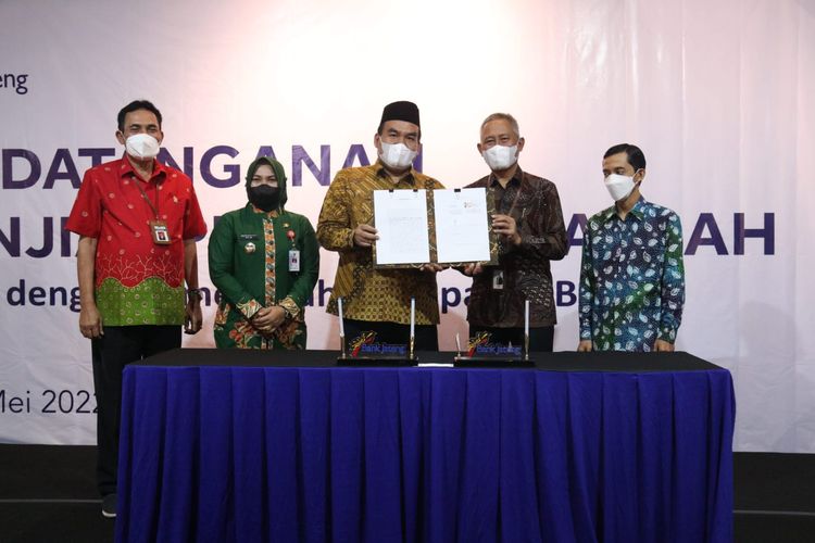 Bupati Blora bersama dengan perwakilan Bank Jateng melakukan perjanjian kerjasama terkait pinjaman daerah sebesar Rp 150 miliar, dilakukan di Kantor Cabang Bank Jateng Surakarta, Selasa (31/5/2022)