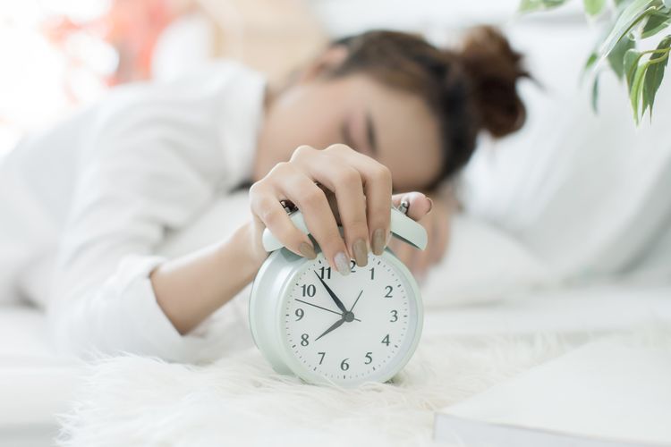 Tidur teratur 7-8 jam setiap malam bisa mencegah atau mengurangi timbulnya jerawat.