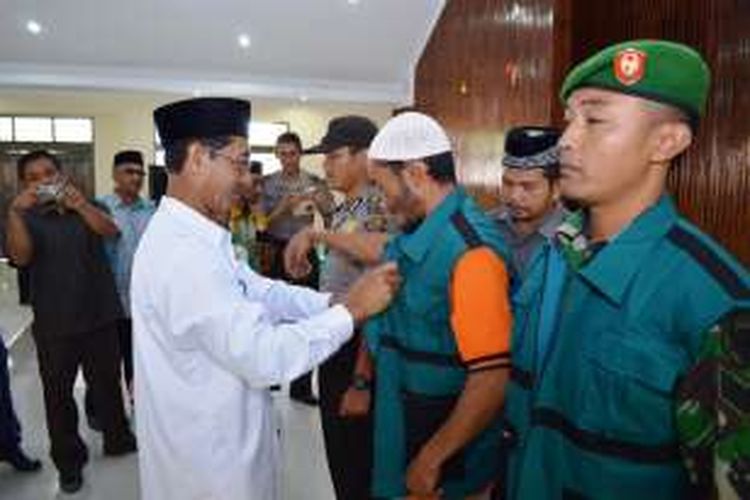 Sekda Aceh Tengah, Karimansyah menyematkan baju petugas pengawas syariat Islam tingkat kampung dan sarak opat., Jum'at (27/5/2016).