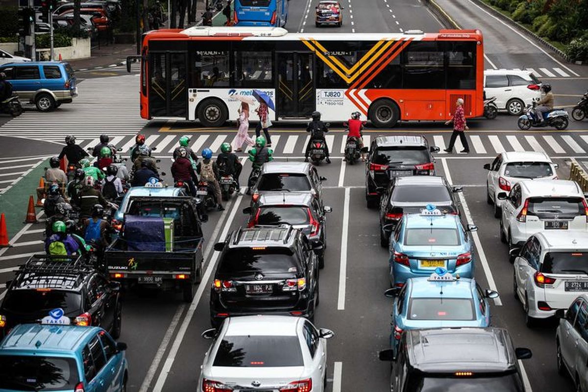 Bus transjakarta melintas di Jalan M.H Thamrin, Jakarta Pusat, Kamis (6/2/2020). Jumlah pengguna transjakarta telah menembus 1 juta penumpang per hari. Jumlah penumpang sebanyak 1.006.579 orang tercatat pada Selasa (4/2/2020).