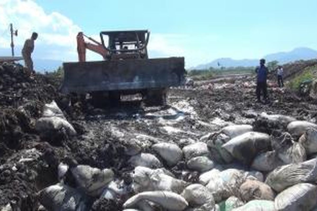 Sebuah alat berat dikerahkan di TPA Kampung Jawa, untuk memusnahkan gula ilegal impor hasil sitaan Bea Cukai dan Polres Banda Aceh selama tahun 2011-2012. Sebanyak 26 ton gula impor ilegal dimusnahkan pada Kamis 19/12/2013.