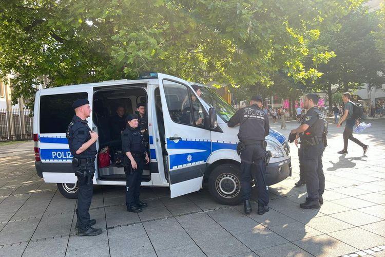 Petugas keamanan di Stuttgart dikerahkan untuk mengamankan penyelenggaraan Euro 2024. Stuttgart menjadi salah satu kota tuan rumah Piala Eropa 2024.