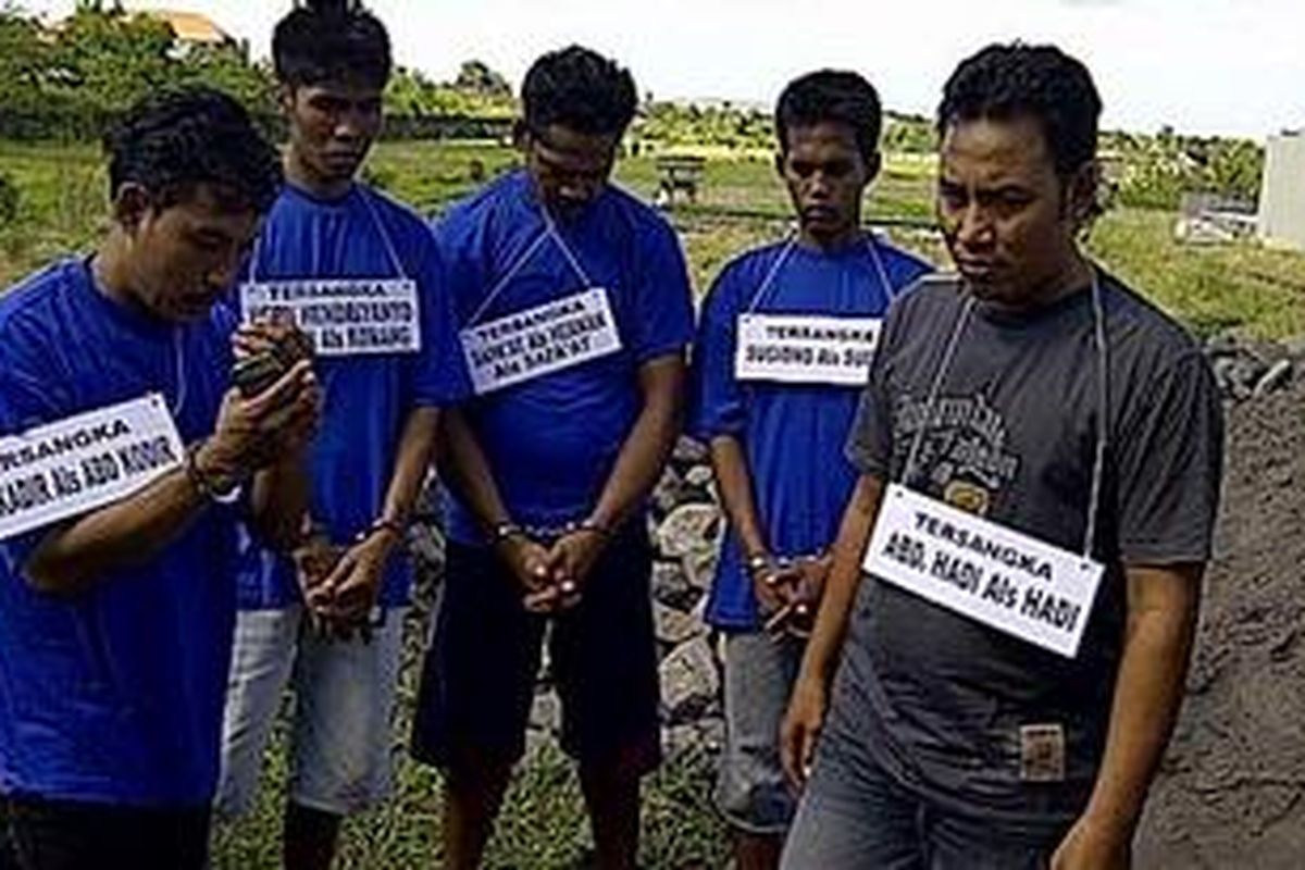 Empat tersangka pembunuh (berbaju biru) keluarga Made Purnabawa menjalani rekonstruksi di sebuah proyek bangunan condotel di Peti Tenget, Rabu (11/4/2012).