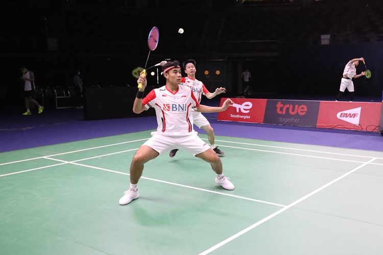 Kevin Sanjaya Sukamuljo (belakang) dan Bagas Maulana (depan) berlatih di Impact Arena, Bangkok, Thailand, menjelang pertandingan Thomas Cup ata Piala Thomas 2022.