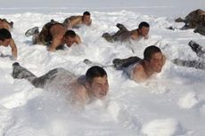 Tentara China Berlatih dalam Suhu Beku Sambil Bertelanjang Dada