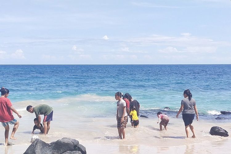 Pasir putih di Pantai Liang Mbala, Kel. Kota Ndora, Kec. Borong, Kab. Manggarai Timur, NTT menjadi daya tarik wisatawan lokal untuk berlibur, Kamis, (5/5/2022). (KOMPAS.com/MARKUS MAKUR)