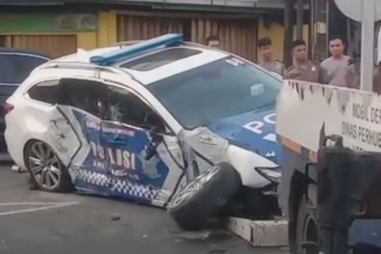Kondisi satu unit mobil Patroli dan Pengawasan (Patwal) polisi yang mengalami tabrakan dengan mobil merk Terios di Jalan Juanda, Kota Medan pada Rabu (26/6/2024) pagi. 