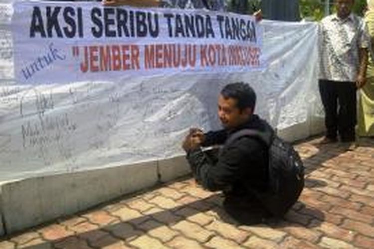 Puluhan warga difabel Jember, Jawa Timur, menggelar aksi aksi penggalangan tanda tangan sebagai bentuk dukungan untuk penyusunan Perda Perlindungan terhadap penyandang cacat, Selasa (3/13/13)