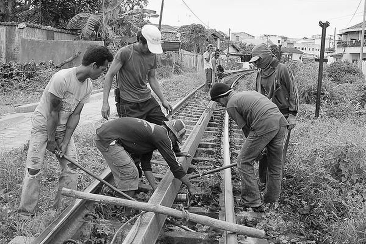 Ilustrasi Rel Kereta Api