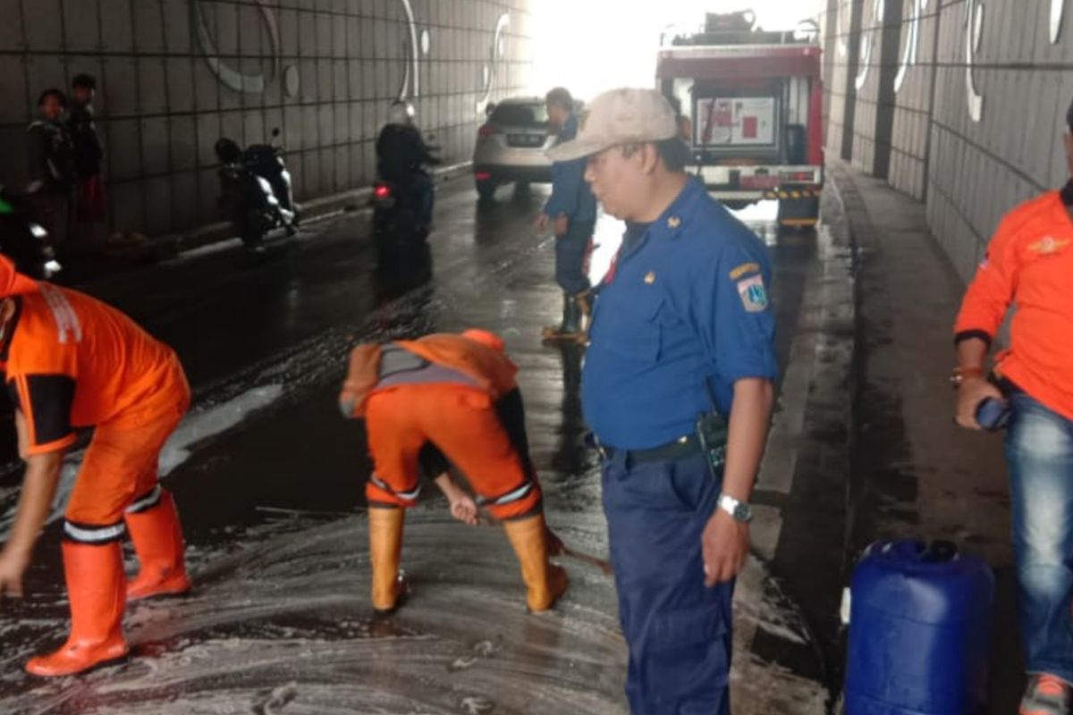 Sejumlah petugas Suku Dinas Gulkarmat Jakpus dan PPSU membersihkan tumpahan kecap di underpass Senen, Jakarta Pusat, Jumat (5/4/2019)
