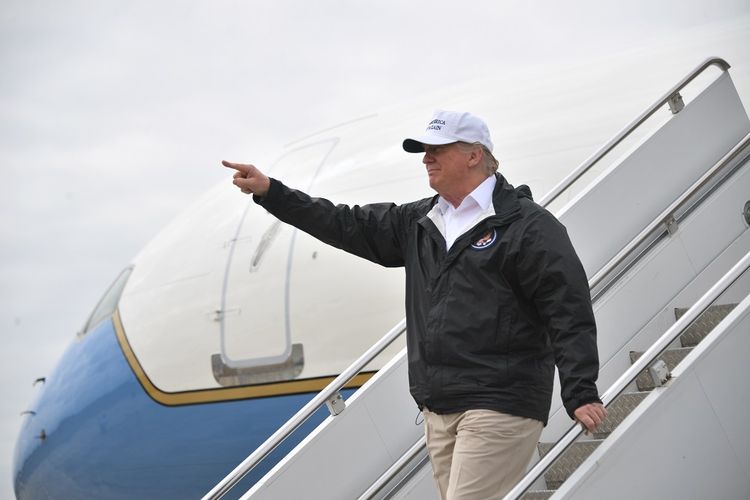 Presiden Amerika Serikat Donald Trump ketika sampai di Bandara Internasional McAllen, Texas, pada 10 Januari 2019 untuk mengunjungi tembok perbatasan.