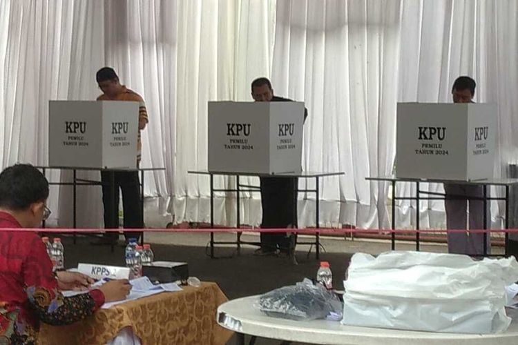 Suasana narapidana di Lapas Klas I Sukamiskin, Kota Bandung, Jawa Barat saat menyalurkan hak pilihnya pada Pemilu 2024, Rabu (14/2/2024).