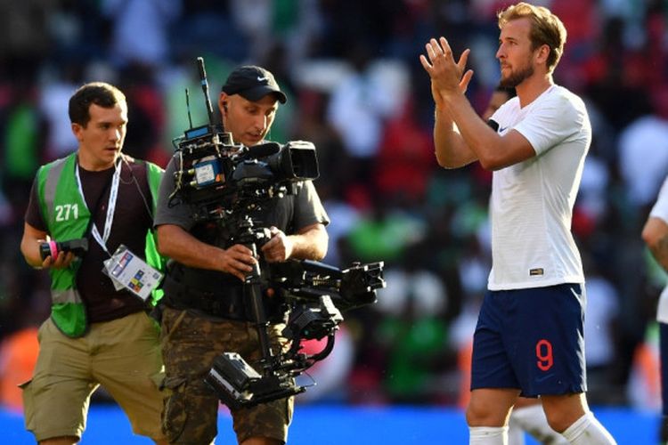 Harry Kane bertepuk tangan sebagai ungkapan terima kasih atas dukungan suporter Inggris pada pertandingan uji coba melawan Nigeria di Stadion Wembley, Sabtu (2/6/2018) waktu setempat.
