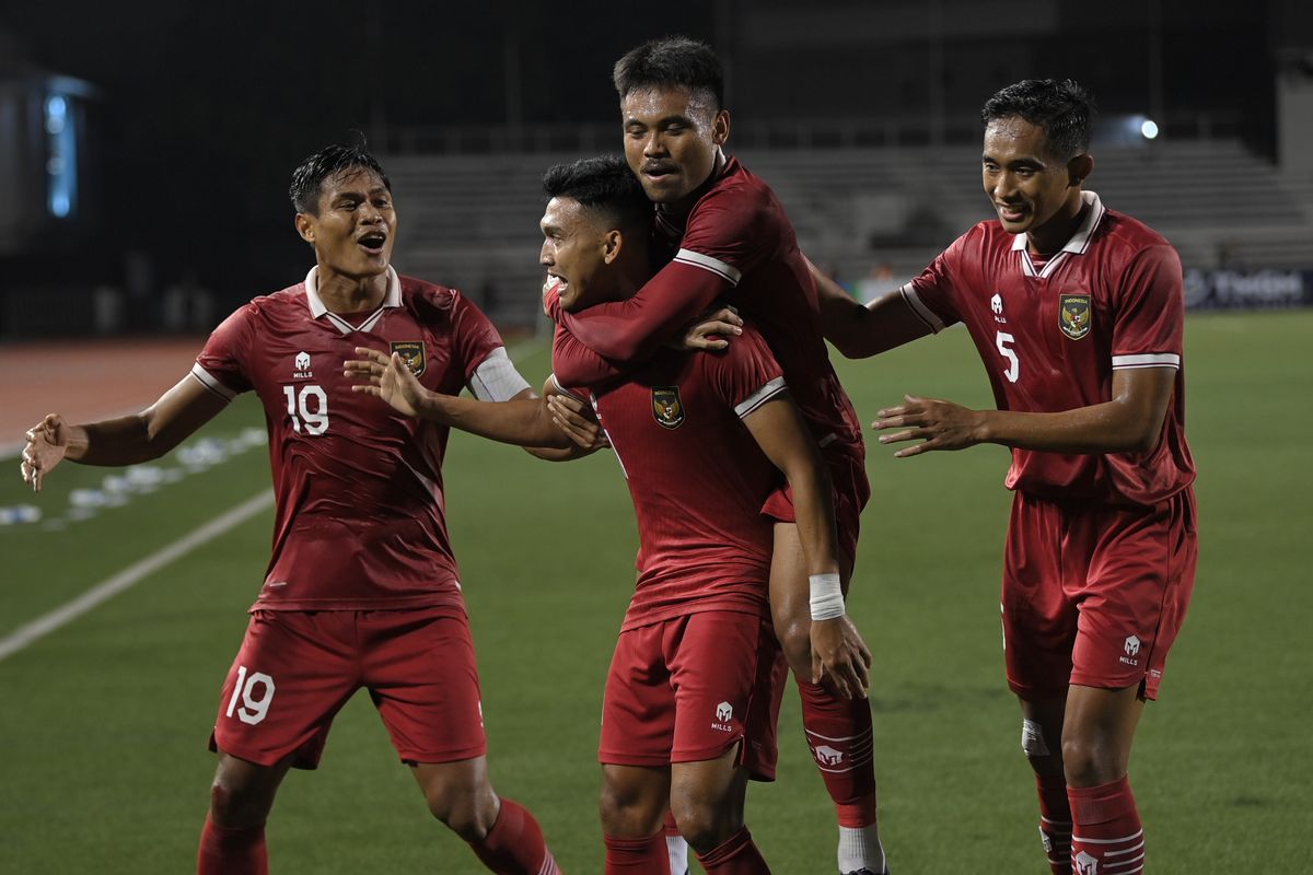 Pesepak bola Timnas Indonesia Dendy Sulistyawan (kedua kiri) bersama rekan setimnya merayakan gol yang dicetaknya ke gawang Timnas Filipina dalam laga lanjutan Grup A Piala AFF 2022 di Rizal Memorial Stadium, Manila, Filipina, Senin (2/1/2023). Timnas Indonesia dipastikan bakal menjadi tuan rumah semifinal pertama Piala AFF 2022. Harga tiket untuk laga tersebut mulai dari Rp 125.000 hingga Rp 1.000.000. ANTARA FOTO/Akbar Nugroho Gumay/wsj.