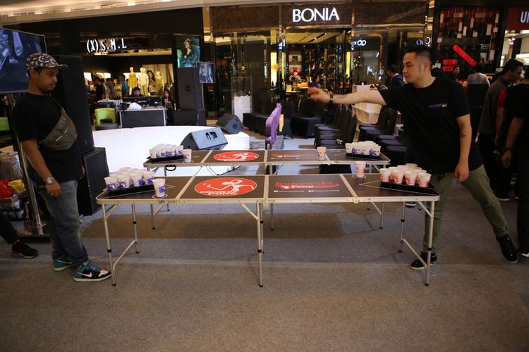 Pengunjung dapat ikut serta dalam kompetisi pong yang diadakan oleh komunitas pong, Indonesia Pong. Ini adalah pertandingan memasukkan bola pingpong ke dalam 10 gelas berisi air. Siapa yang berhasil menghabiskan gelas lawan lebih dulu, akan keluar sebagai pemenang.