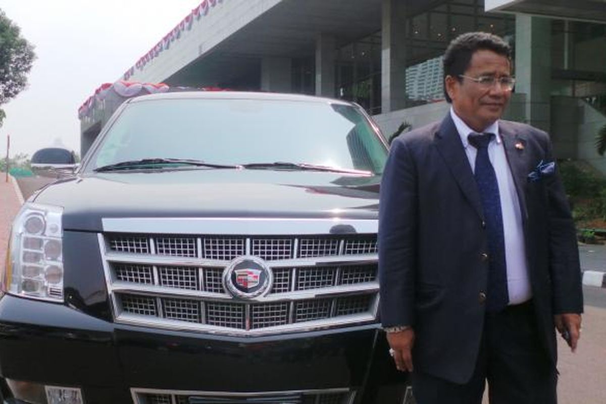 Pengacara Hotman Paris Hutapea dan mobil mewahnya, Cadillac Escalade di Kompleks Parlemen, Kamis (26/9/2013).