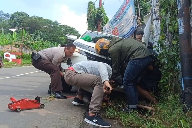 Ban Mobil Sedan Terperosok ke Got di Jalan Leguti, Serpong, Tangsel, Kamis (5/5/2022).