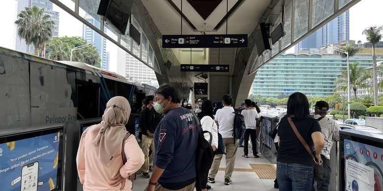 Sejumlah pengguna bus Transjakarta di Halte Transjakarta Bundaran Hotel Indonesia, Senin (28/11/2022).