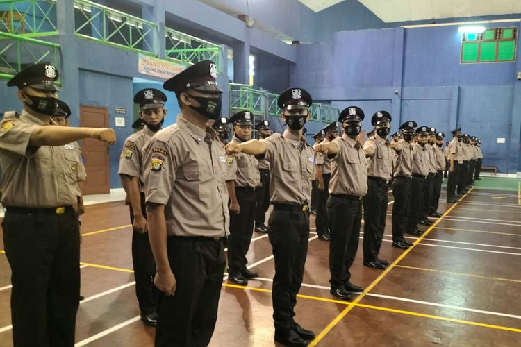 Pemerintah Kota Jakarta Barat tengah melatih 70 warganya untuk menjadi petugas pengamanan atau satpam di Gelanggang Olahraga Cendrawasih, Cengkareng, Jakarta Barat, mulai hari ini, Rabu (15/6/2022). 