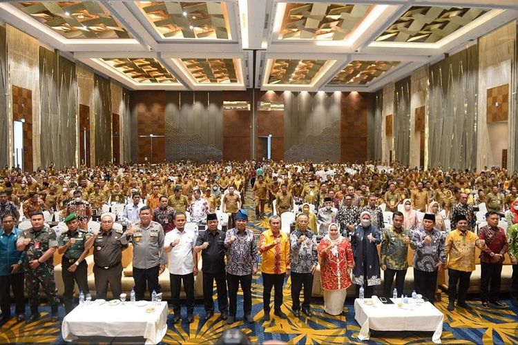  Rapat Kerja Penyelenggaraan Pemerintah Desa se-Riau di Ballroom SKA Co Ex Pekanbaru, Kamis (1/12/2022).
