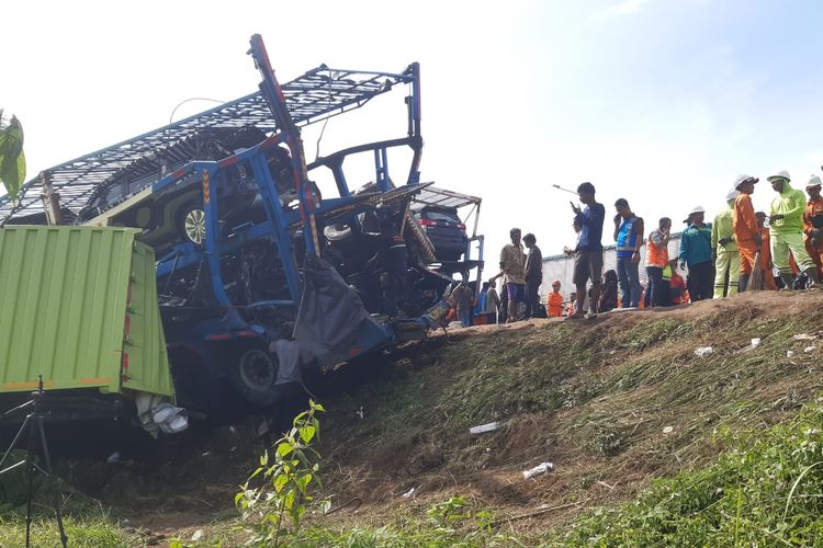 Kendaraan yang terlibat kecelakaan di di Tol Semarang-Solo tepatnya di KM 487+600 atau persis di timur rest area Km 487 Boyolali, Jawa Tengah, pada Jumat (14/4/2023) pagi.