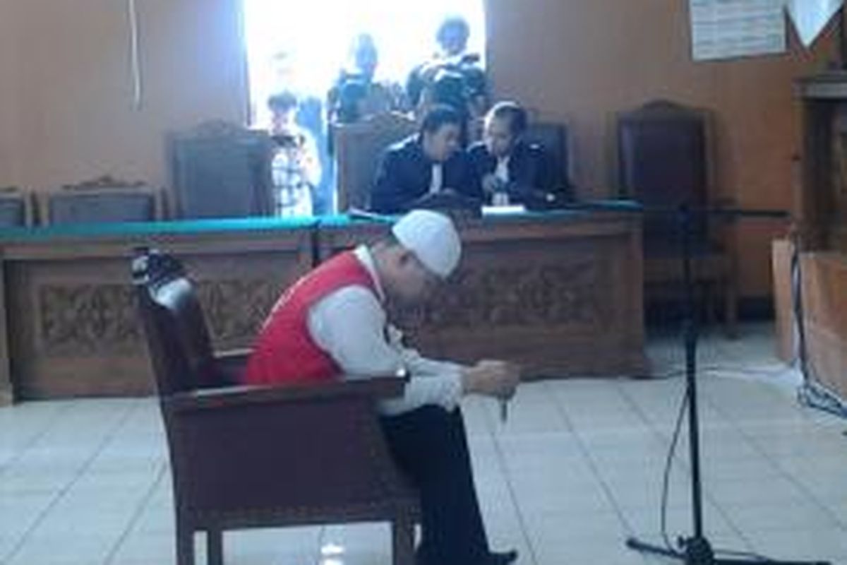 Guntur Bumi tampak menundujkan kepalanya saat menjalani sidang pleidoi di Pengadilan Negeri Jakarta Selasa, Rabu (27/8/2014).