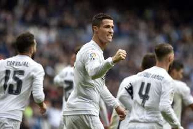 Pemain bintang Real Madrid, Cristiano Ronaldo, melakukan selebrasi usai membobol gawang Celta Vigo, pada laga lanjutan La Liga di Stadion Santiago Bernabeu, Sabtu (5/3/2016).