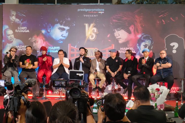 Rudy Salim dan para petarung dalam ajang Ring Merah: Gladiator Boxing Show saat menghadiri konferensi pers di Prestige Mobil, Pluit, Jakarta Utara, Rabu (19/10/2022).