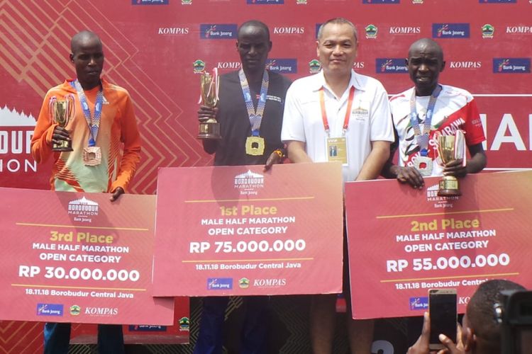 Para pemenang Borobudur Marathon 2018 kategori half marathon putra, Joshua Nakeri (1), Charles Munyua Njoki (2), Kennedy Lilan (3), ketiganya asal Kenya. Trofi diserahkan oleh CEO Kompas Gramedia, Lilik Oetama.(KOMPAS/ADITYA PUTRA PERDANA)