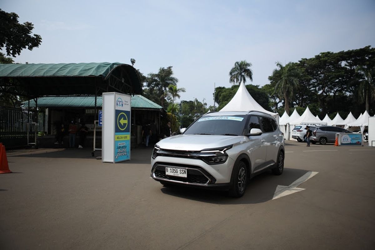 Ilustrasi suasana test drive di pameran GJAW 2024