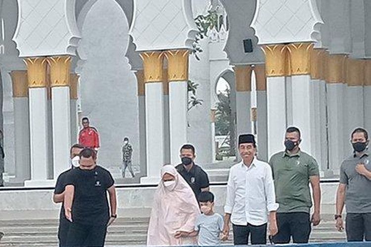 Presiden Jokowi, Iriana, dan Jan Ethes setelah menunaikan salat Dhuha di Masjid Raya Sheikh Zayed, Kelurahan Gilingan Kecamatan Banjarsari Kota Solo, Minggu (20/11/2022). 