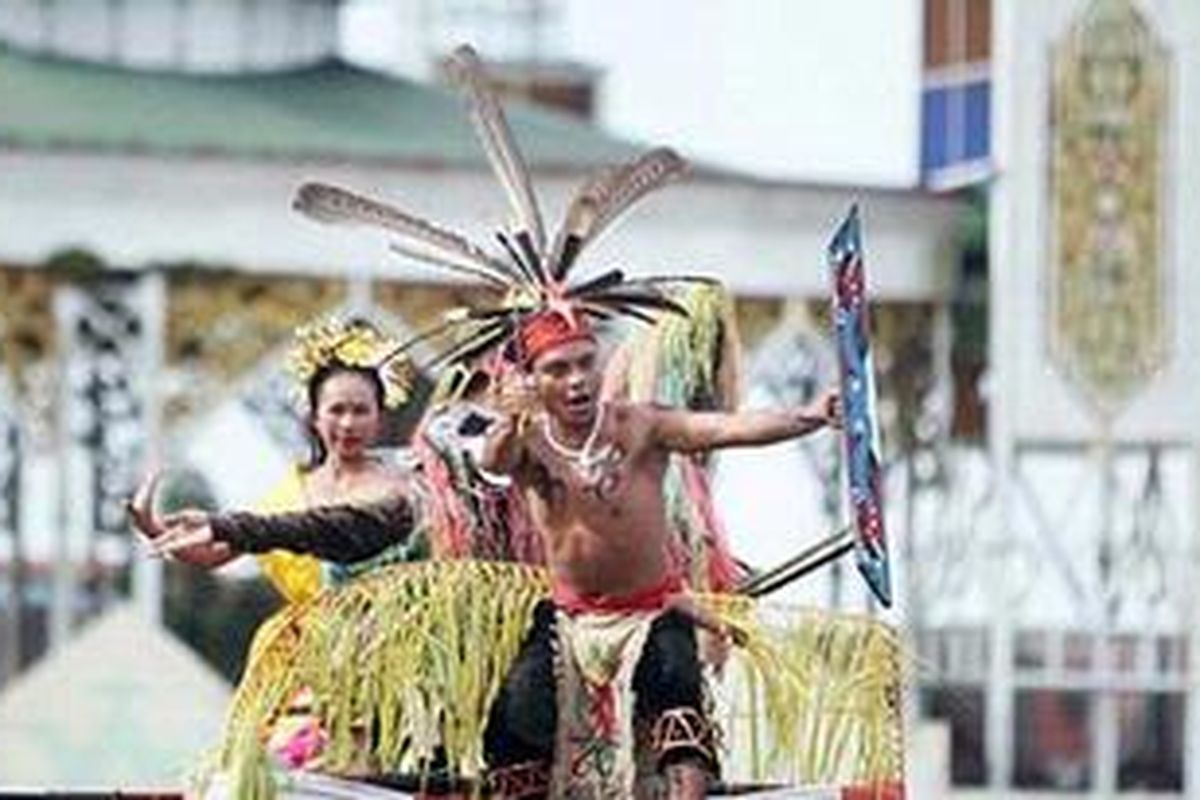 Dengan mengenakan pakaian tradisional, peserta karnaval berpawai mengelilingi Kota Palangkaraya, saat pembukaan Festival Budaya Isen Mulang, Kamis (19/5). Festival yang diikuti seluruh kabupaten di Kalimantan Tengah itu berlangsung hingga Selasa (24/5). 